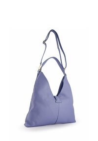 Lila Ledertasche mit einer einzigartigen dreieckigen Form, ausgestattet mit einem vorderen Verschluss und zwei Schulterriemen. Glatte Textur mit minimalem Zubehör.
