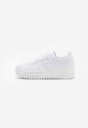 Biały niskoprofilowy sneaker z grubą podeszwą na platformie, bocznymi paskami, sznurowanym przodem i perforowaną częścią na palce, widoczny od strony zewnętrznej.