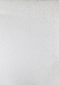 Tessuto bianco con una trama fine e una superficie liscia. Il materiale appare leggero e flessibile.