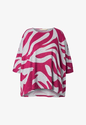 Lys grå top med brede ærmer og en rund udskæring, der har et abstrakt pink zebra mønster over det hele. Løs pasform med en rund kant.