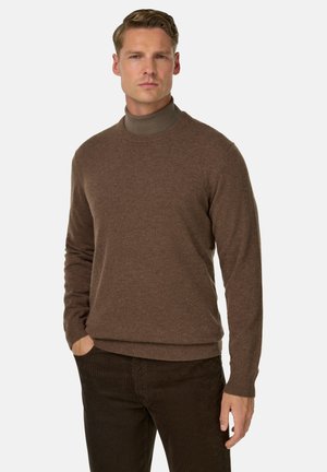 Kastanjebruine turtleneck trui gemaakt van zacht breimateriaal, met een klassieke pasvorm, geribbelde manchetten en een minimalistisch ontwerp.