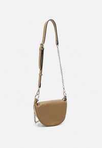 Borsa a tracolla in finta pelle marrone a forma di mezzaluna, con catena e tracolla regolabile, texture liscia e dettaglio con zip.