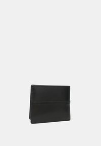 Portafoglio in pelle nera con una texture liscia, dotato di due scomparti per carte da un lato e cuciture minime lungo i bordi.