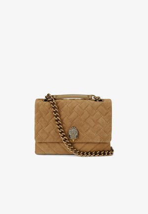 Borsetta in suede tan intrecciato con un lucchetto a forma di conchiglia brillante e una tracolla in oro, caratterizzata da un design rettangolare strutturato.