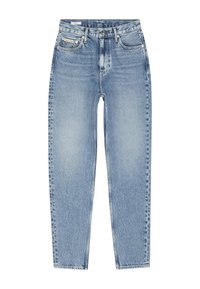 Jeans de mezclilla azul claro con un diseño de pierna recta, cinco bolsillos y un parche de marca en la cinturilla. Textura ligeramente desgastada.