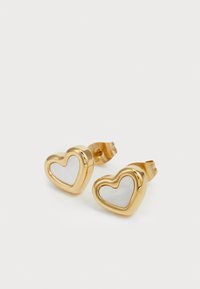 Orecchini a chiodo a forma di cuore in oro con una finitura lucida. Il centro presenta un materiale bianco traslucido, che mette in risalto i contorni del design.