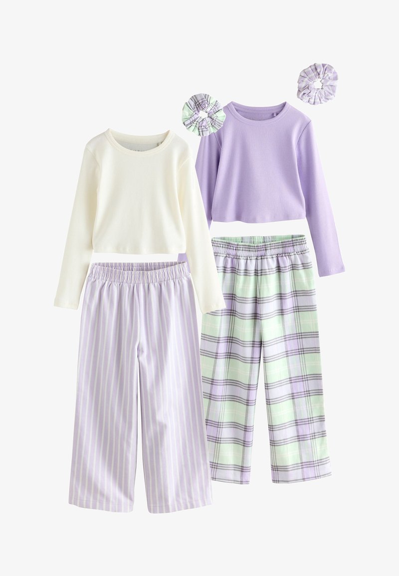 Deux ensembles de hauts à manches longues assortis à des pantalons larges et des chouchous ; un haut crème avec un pantalon rayé, un haut lavande avec un pantalon à carreaux.