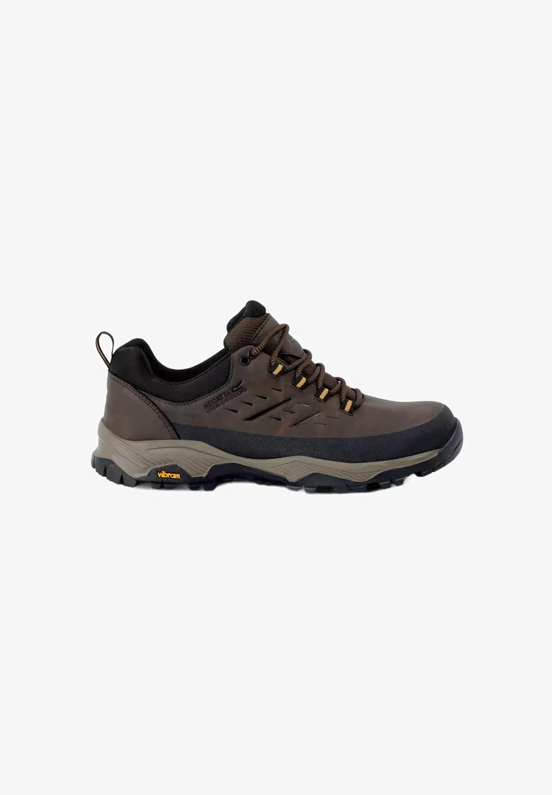 Chaussure de randonnée basse marron et noire avec semelle Vibram, laçage à l’avant et col rembourré, conçue pour les activités en extérieur.