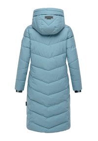 Abrigo acolchado azul claro con un patrón de rombos, capucha extraíble y puños elásticos. Presenta un parche con el logo en la parte posterior.