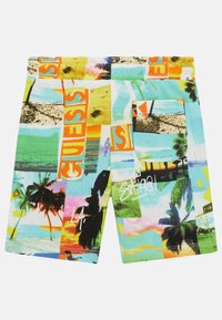 Shorts coloridos con un collage de palmeras, playas y gráficos en verde, amarillo, azul y naranja. Incluye un bolsillo trasero.