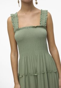 Vero Moda VMMENNY SMOCK CALF  - Robe de jour - hedge green