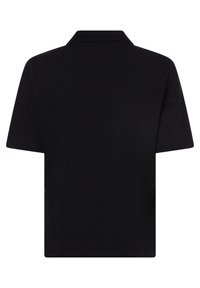 Svart pikétröja med korta ärmar, mjukt material, klassisk krage och rak passform. Enkelt design utan synliga mönster eller detaljer.