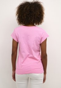 Korte mouwen roze t-shirt met een ronde halslijn en een relaxte pasvorm, gemaakt van zacht katoenmateriaal. Achteraanzicht toont een eenvoudig ontwerp.