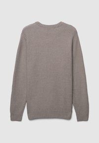 Maglione grigio a maglia, con un motivo testurizzato, collo a giro e polsini e orlo a costine. La vista posteriore mette in risalto il suo design semplice.