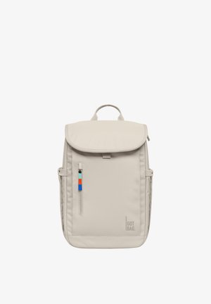 Sac à dos beige clair avec poignée supérieure, poche avant zippée avec tirette multicolore, sangles latérales et logo "GOT BAG" en bas à droite.