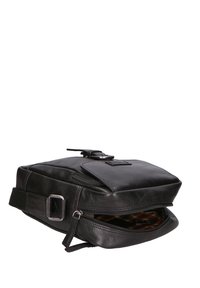 Borsa messenger in pelle nera con un design strutturato, ampia chiusura con zip e una tracolla regolabile. Presenta una tasca frontale e dettagli testurizzati.