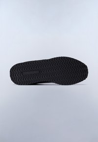 Suola di scarpa in gomma nera con texture ondulata e logo in rilievo "NAPAPIJU" al centro. Superficie liscia senza segni di usura visibili.