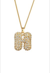 Collier plaqué or avec un pendentif en forme de deux capsules connectées, orné de cristaux transparents, suspendu à une chaîne torsadée.