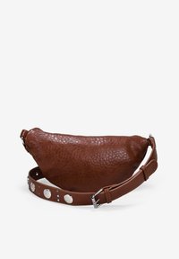 Bolso de hombro de cuero marrón con un acabado texturizado, forma curva y acentos decorativos en plata en la correa ajustable.