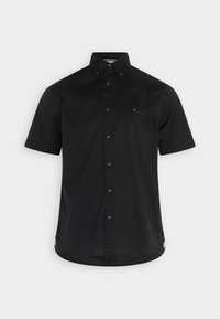 Zwarte korte mouwen overhemd met knoopsluiting en een button-down kraag, met een klein logo op de linkerborst, gepresenteerd tegen een effen achtergrond.