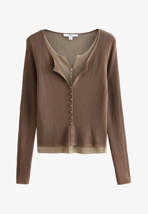 Brauner, gerippter Langarm-Cardigan mit passenden Knöpfen und beiger Innenschicht, sichtbar am Ausschnitt und Saum.