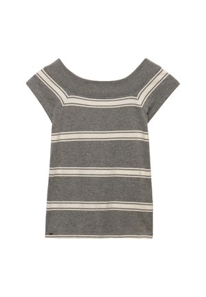 Grijze off-shoulder gebreide top met witte horizontale strepen en korte mouwen, plat gelegd op een witte achtergrond.