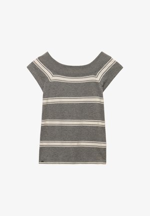 Grijze off-shoulder gebreide top met witte horizontale strepen en korte mouwen, plat gelegd op een witte achtergrond.