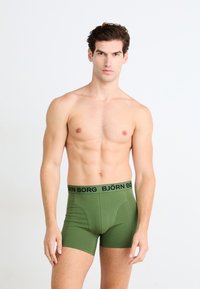 Πράσινες βαμβακερές σλιπ με μαύρη μέση που φέρει το λογότυπο "BJÖRN BORG". Μαλακή υφή, εφαρμοστή σχεδίαση και μήκος έως το μέσο του μηρού.