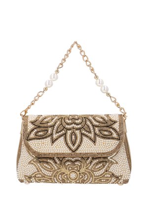 Pieni clutch-laukku, jossa on kultainen ja helmirinnakkaisin kukkakoristelu ja kullanvärinen ketjuhihna, joka on koristeltu suurilla helmillä.