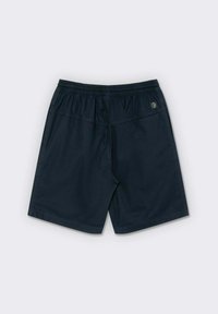 Pantalones cortos azul marino con cintura elástica, que cuentan con dos bolsillos traseros y un pequeño detalle de logo en la parte trasera derecha. Textura de tela suave.