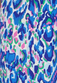 Mehrfarbiger Stoff mit abstraktem Leopardenmuster in Blau, Grün, Pink und Weiß, mit einer strukturierten Oberfläche und variierenden Mustern.
