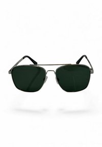 Szare metalowe okulary przeciwsłoneczne z kwadratowymi ciemnozielonymi soczewkami, smukłymi czarnymi zausznikami i podwójnym mostkiem, z eleganckim wykończeniem.