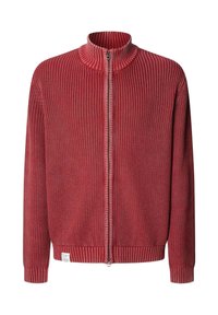 Rød strikket zip-up jakke med høj krave, ribbet tekstur, kontrasterende lynlås og elastiske manchetter. Har et lille mærke ved kanten.