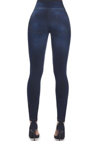 Wysokie granatowe jegginsy o gładkiej fakturze, z kontrastującymi szwami, zaokrąglonymi tylnymi kieszeniami i dopasowanym krojem.