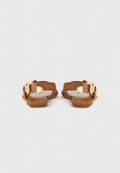 Bruna mocka sandaler med platt sula, med detaljer i guldfärgad spänne och justerbara remmar för en säker passform.