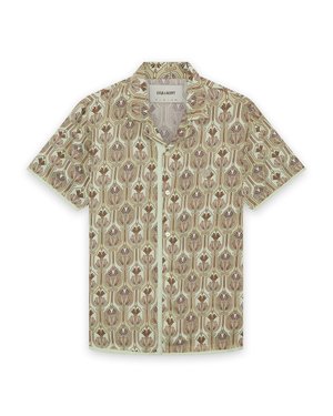 Koszula na krótki rękaw na guziki o beżowym tle z powtarzającym się geometrycznym wzorem kwiatowym w kolorach brązowym i różowym.