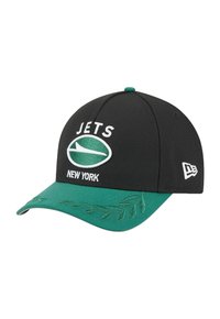 Casquette de baseball noire avec un pic vert. Présente un texte brodé "JETS" et "NEW YORK", avec un motif de feuilles sur le pic et un détail de logo.
