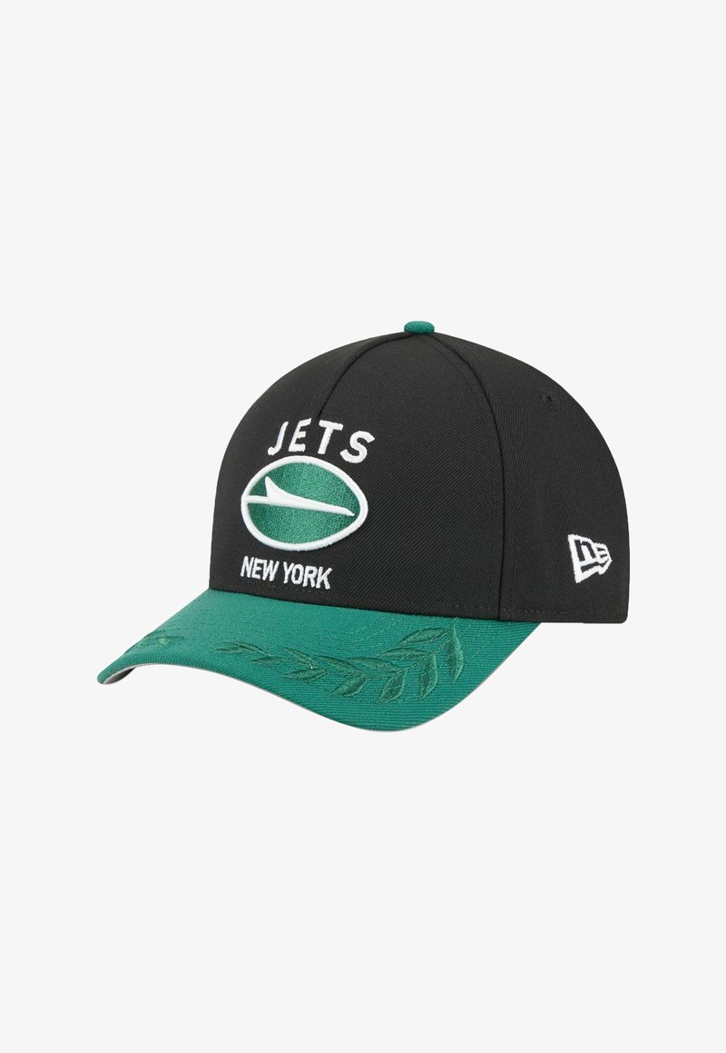 Casquette de baseball noire avec un pic vert. Présente un texte brodé "JETS" et "NEW YORK", avec un motif de feuilles sur le pic et un détail de logo.