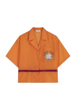 Krátký rukáv, oranžová košile s límcem, vyznačující se vyšitým nášivkem a texturovaným fialovým lemem kolem pasu.