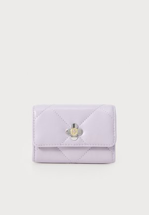 Portafoglio in pelle lavanda con hardware floreale argentato, design trapuntato e pattina a pieghe. Compatto con accenti di cucitura a vista.