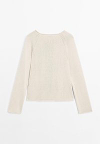 Jasno beżowy sweter z długimi rękawami, okrągłym dekoltem i detalami w postaci ściegów na ramionach. Tekstura wydaje się miękka i dziana.
