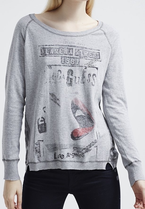 Sudadera gris claro con un escote amplio, mangas raglán y un estampado gráfico que presenta letras en negrita y un diseño de labios rojos.
