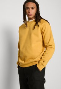 Carhartt WIP CHASE - Bluză de molton - sunray / gold