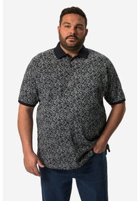 Polo da uomo con colletto blu navy, caratterizzato da un motivo astratto in nero e grigio. Maniche corte, vestibilità rilassata e texture morbida.