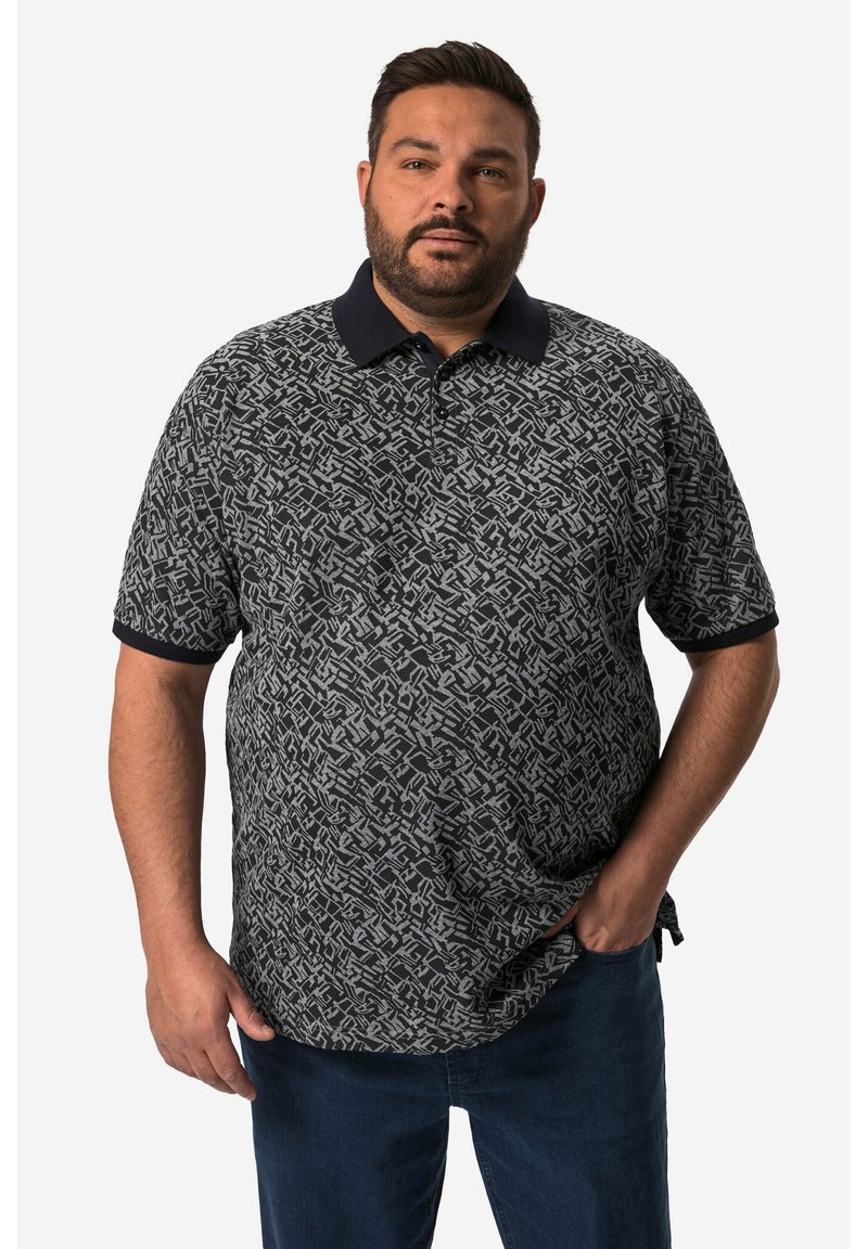 Polo da uomo con colletto blu navy, caratterizzato da un motivo astratto in nero e grigio. Maniche corte, vestibilità rilassata e texture morbida.