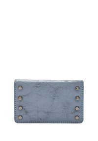 Niebieski, teksturowany portfel z faux skóry o prostokątnym kształcie. Posiada pięć metalowych ćwieków z przodu oraz kontrastowe przeszycie.