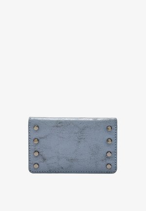 Niebieski, teksturowany portfel z faux skóry o prostokątnym kształcie. Posiada pięć metalowych ćwieków z przodu oraz kontrastowe przeszycie.