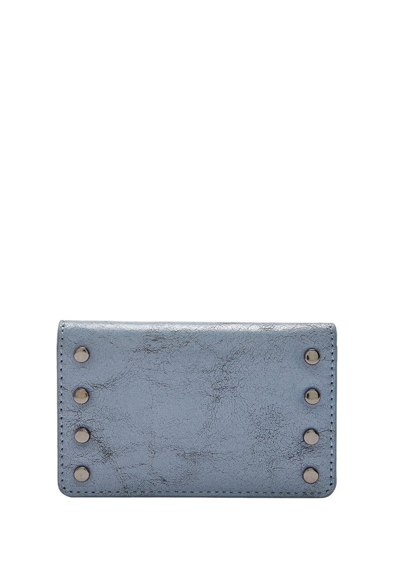 Niebieski, teksturowany portfel z faux skóry o prostokątnym kształcie. Posiada pięć metalowych ćwieków z przodu oraz kontrastowe przeszycie.