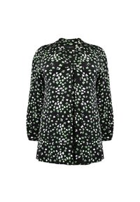 Schwarze Bluse mit Knopfleiste, die ein florales Muster in Weiß und Grün aufweist. Dreiviertelärmel, weicher Stoff und eine lockere Passform.