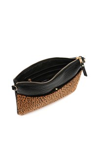 Djurtryck clutch med en texturerad svart krokodilmönster på toppen och en slät, tan leopardtryck på botten. Guld dragkedjestängning.